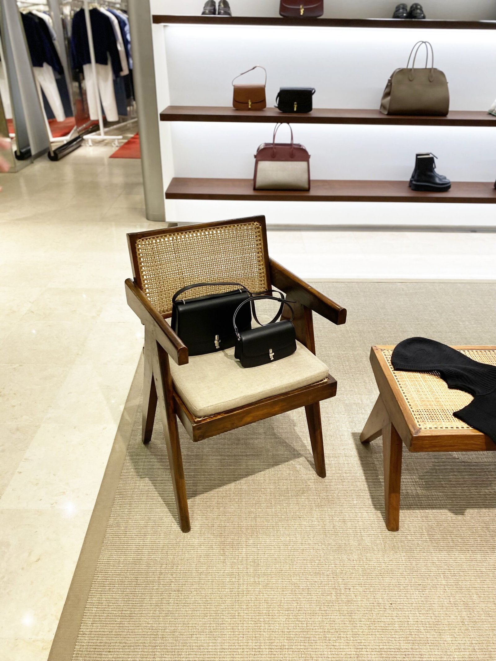 Décoration sur-mesure pour boutique de luxe rénovation siège signé Pierre Jeanneret Paris aménagement textile boutique de luxe Paris