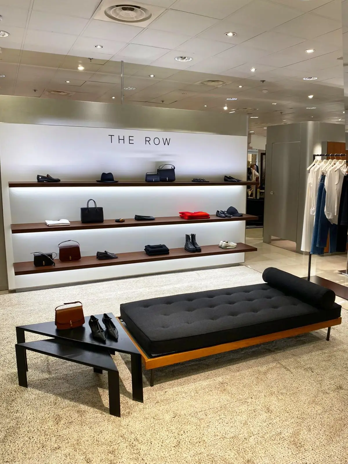 Décoration sur-mesure pour boutique de luxe rénovation mobilier design signé Marcel Gascoin Paris aménagement textile boutique de luxe Paris