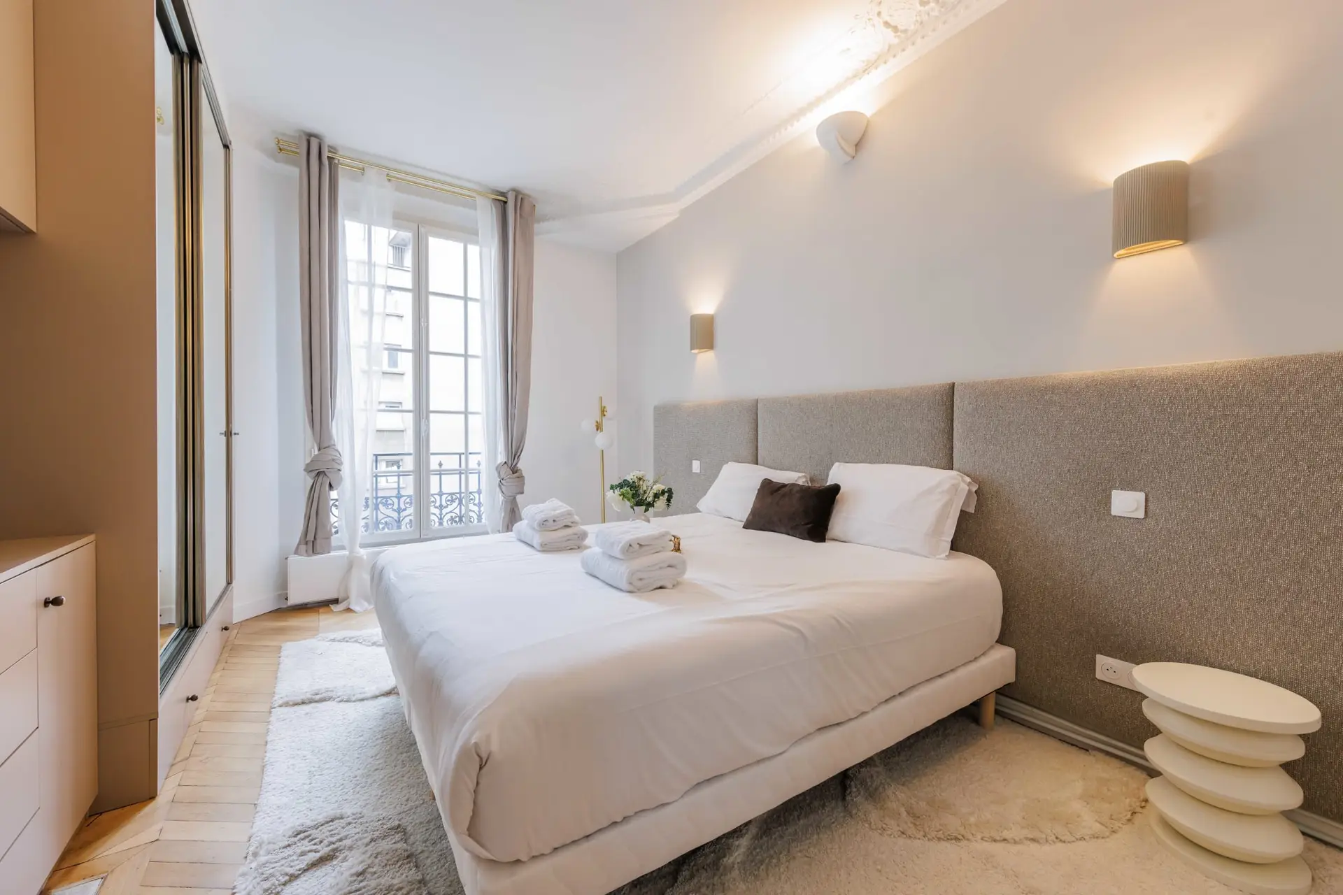 Tête de lit tapissée hôtellerie haut de gamme Paris