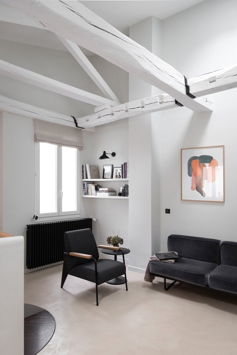 Mobilier tapissé et store bateau sur-mesure pour appartements haut de gamme