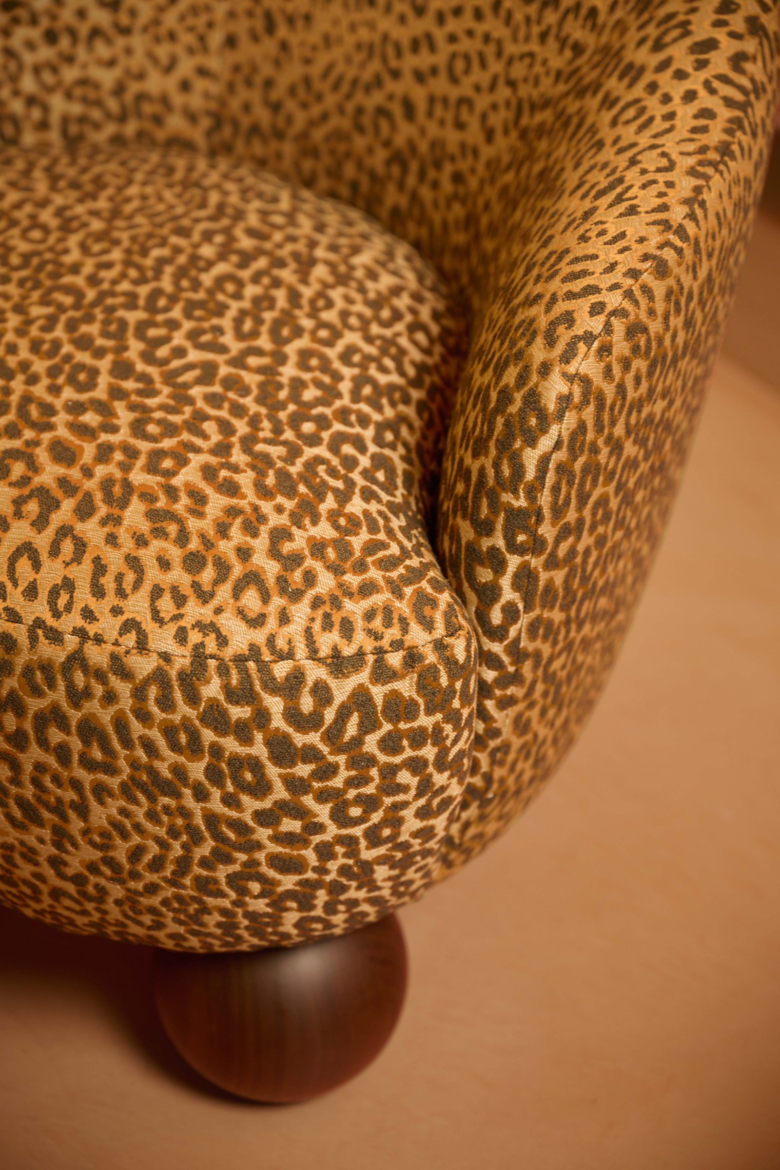 Réfection de siège fauteuil léopard, tissu jacquard Féline Lelièvre Paris