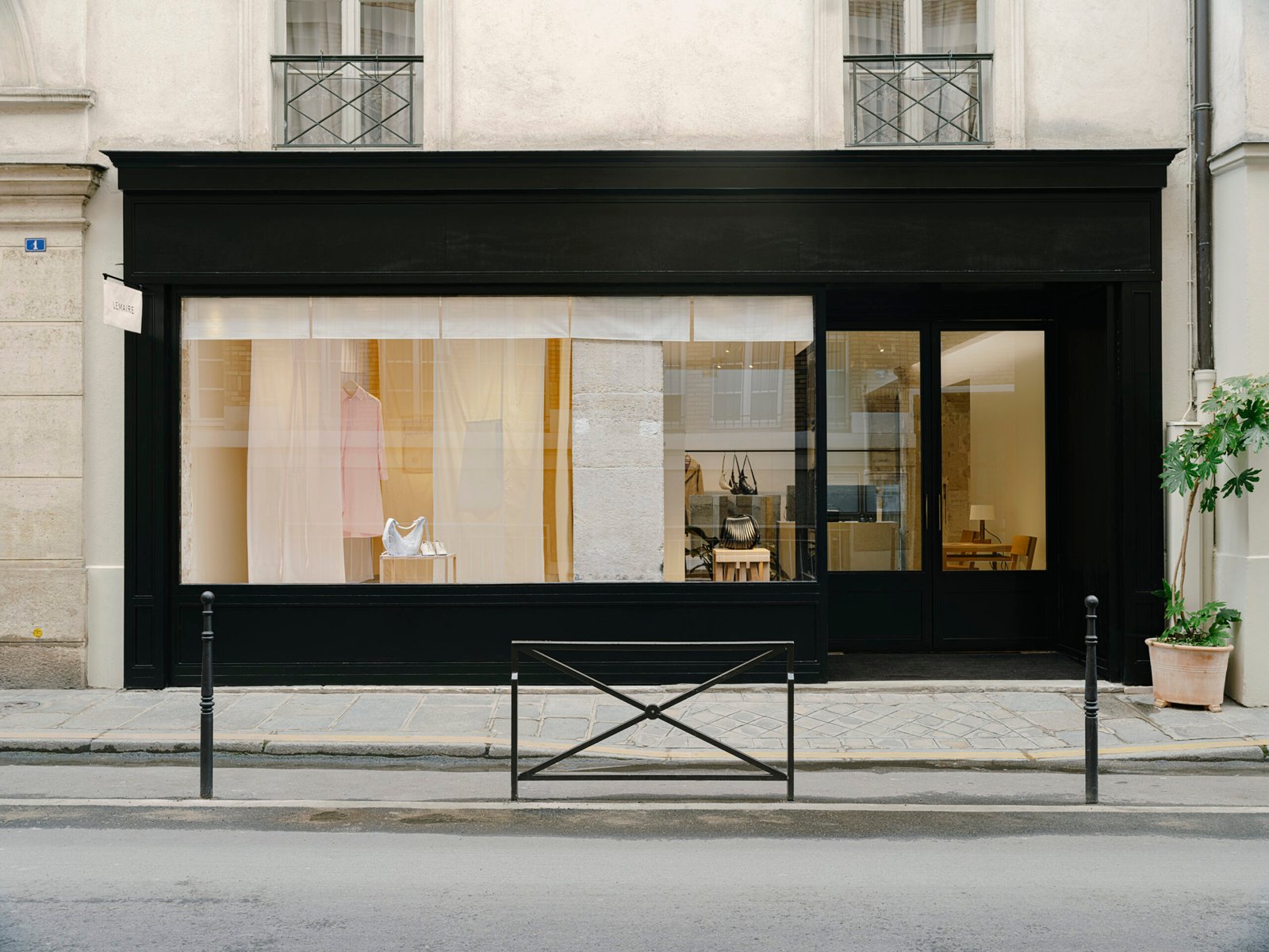 Panneaux japonais textile haut de gamme et store bateau sur-mesure pour vitrine commerciale