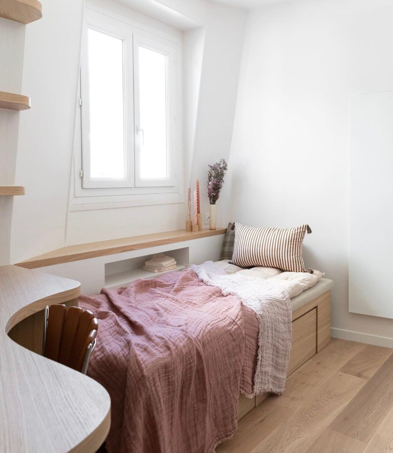 Mobilier tapissé sur-mesure pour appartements haut de gamme