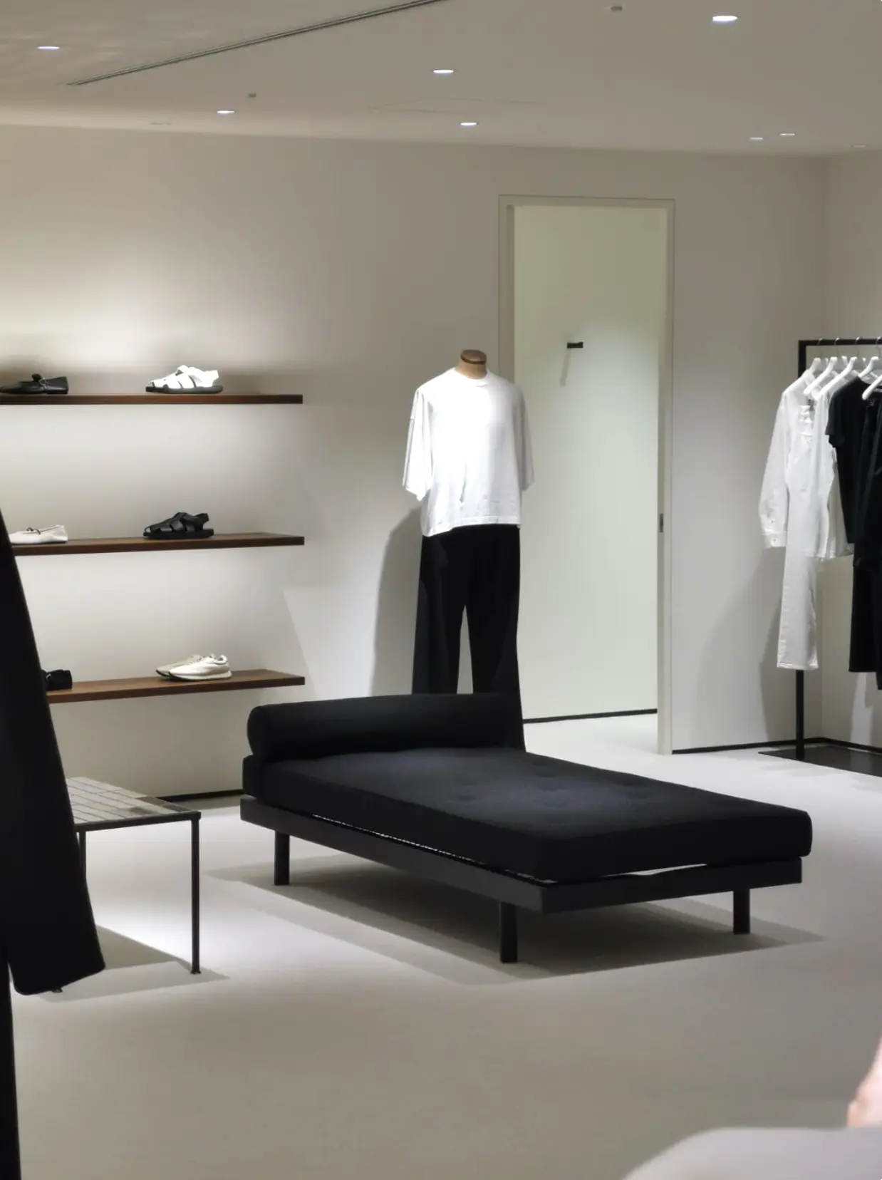 Banquette sur-mesure pour boutique de luxe et rénovation fauteuil signé Jean Prouvé Paris