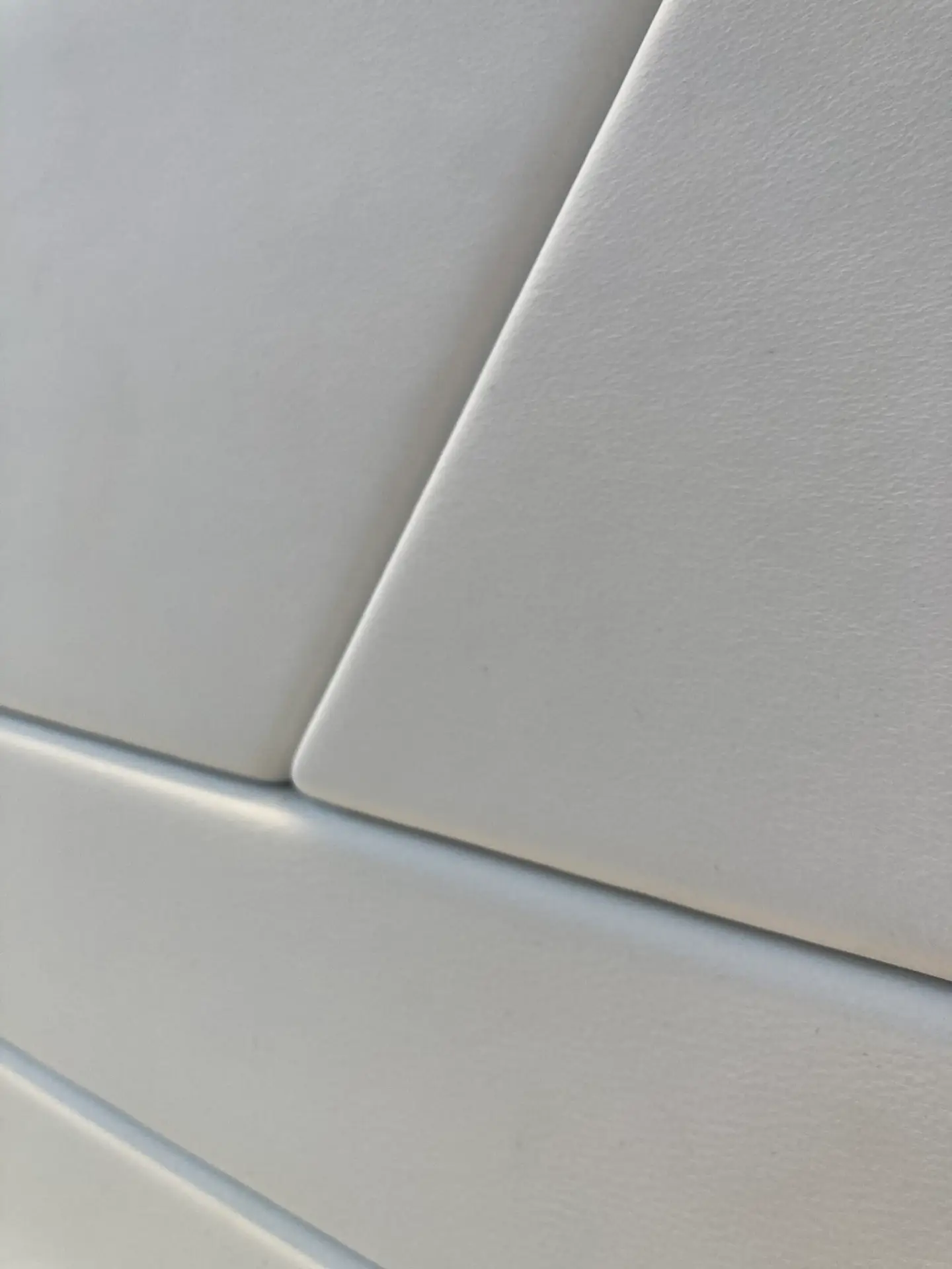 Banquette sur-mesure pour boutique de luxe et rénovation fauteuil signé Jean Prouvé Paris