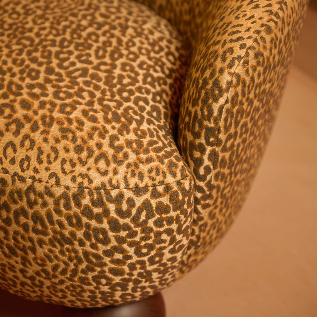 Réfection de siège fauteuil léopard, tissu jacquard Féline Lelièvre Paris