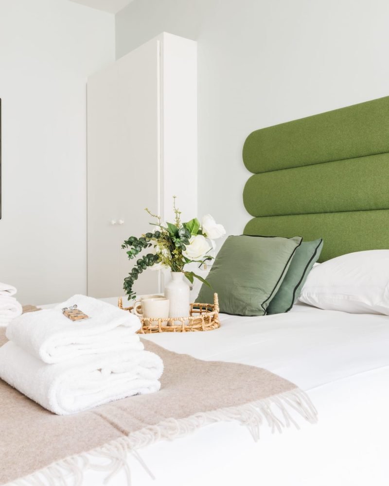 Tête de lit tapissée hôtellerie haut de gamme Paris