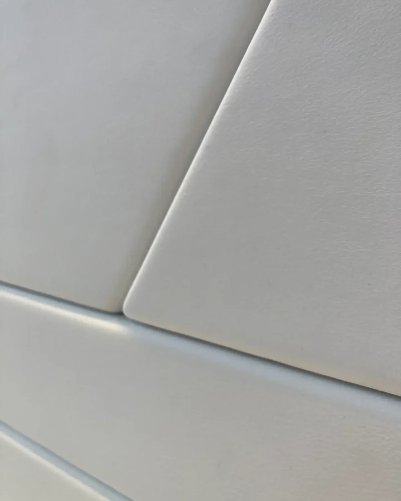 Banquette sur-mesure pour boutique de luxe et rénovation fauteuil signé Jean Prouvé Paris